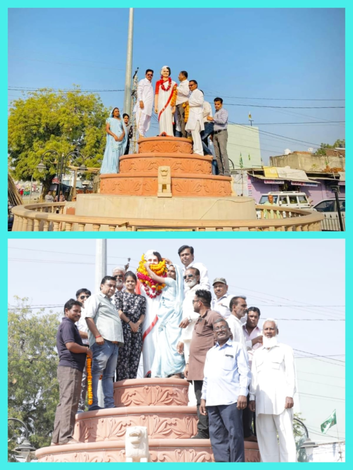 सहकारिता मंत्री आंजना की उपस्थिति में कांग्रेसजनों ने स्व.इन्दिरा गांधी की पुण्य तिथि और सरदार पटेल की जन्म जयंति के अवसर पर पुष्पांजलि अर्पित कर स्मरण किया