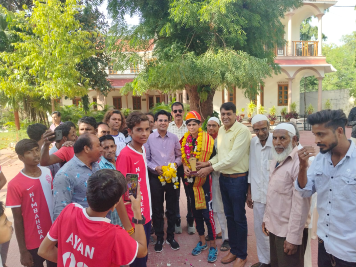राजस्थान टीम में खेलकर निंबाहेड़ा लोटे शोयब खान का निकला भव्य जुलूस