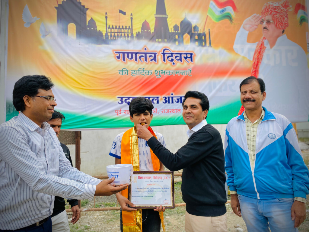 पूर्व सहकरिता मंत्री उदय लाल आंजना ने फुटबॉल खिलाड़ी खान को दी शुभकामनाएं