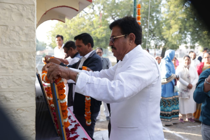 पेच एरिया कांग्रेस कार्यालय पर पूर्व सहकारिता मंत्री आंजना ने 75 वें गणतन्त्र दिवस के अवसर पर फहराया तिरंगा क्षेत्रवासियों को दी बधाई व शुभकामनाएं।