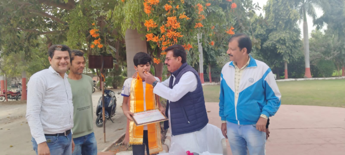 पूर्व सहकरिता मंत्री उदय लाल आंजना ने फुटबॉल खिलाड़ी खान को दी शुभकामनाएं