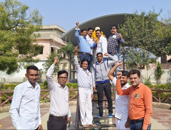 श्रद्धा सुमन अर्पित कर चाचा नेहरू को किया याद