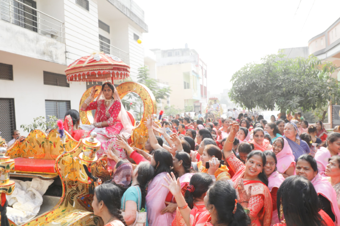 सांस्कारिक जीवन त्याग कर साध्वी की दीक्षा लेने जा रही प्रज्ञाकुमारी का पारख परिवार ने किया बहुमान