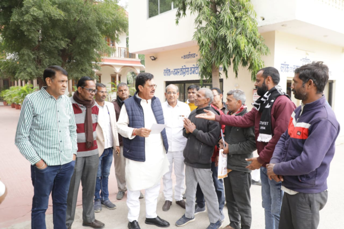 पूर्व सहकारिता मंत्री उदयलाल आंजना को श्री बाबा रामदेव सेवा समिति एवं समस्त मेघवाल समाज ने सौंपा आमंत्रण पत्र