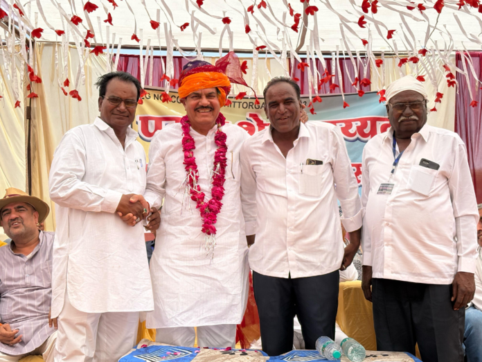 Former Cooperative Minister Udaylal Anjana blessed the bride and groom