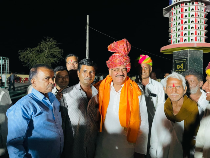 Cow service was done by preparing porridge at Shri Krishna Gopal Gaushala, public representatives and workers were present