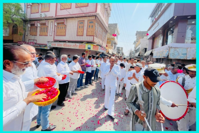 Former Cooperative Minister Udaylal Anjana gave a warm welcome to Mahavir Jayanti procession by showering flowers