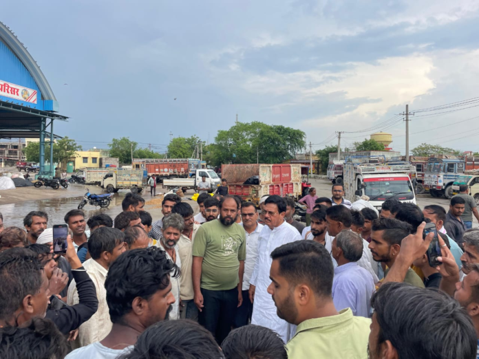 पूर्व मंत्री उदयलाल आंजना ने मंडी का किया अवलोकन, बारिश से नुकसान पर जताई चिंता
