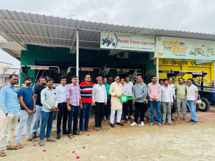 उदयलाल आंजना ने निंबाहेड़ा में स्वराज ट्रैक्टर खरीदने पर लोकेश टांक को दी बधाई