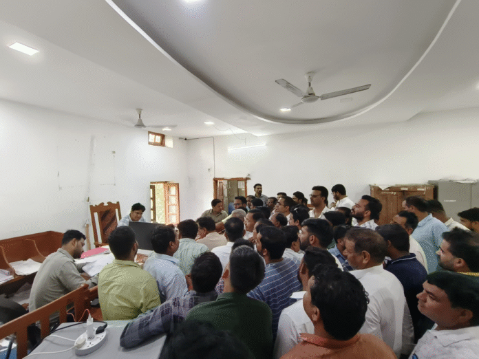 निंबाहेड़ा में कांग्रेस कार्यकर्ताओं ने ज्ञापन सौंपते हुए विरोध जताया