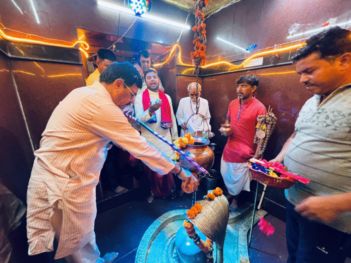 पूर्व सहकारिता मंत्री उदयलाल आंजना ढाबेश्वर महादेव मंदिर में जलाभिषेक करते हुए