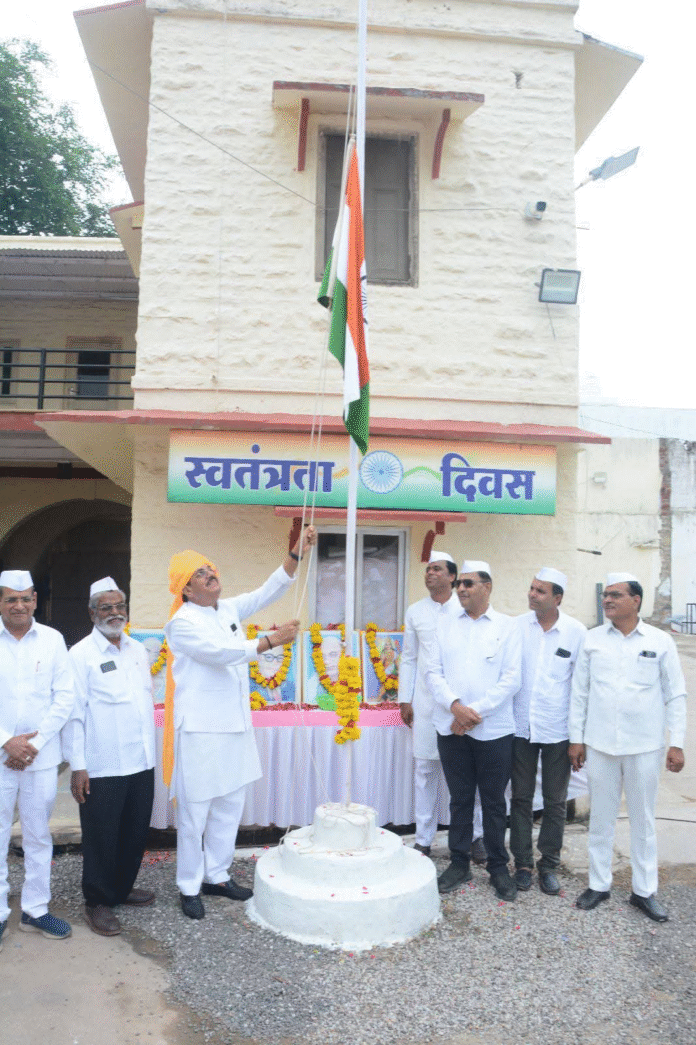 निम्बाहेड़ा कांग्रेस कार्यालय में स्वतंत्रता दिवस समारोह में ध्वजारोहण करते उदयलाल आंजना