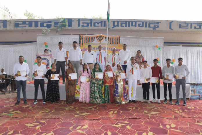 पूर्व प्रधान मनोहर लाल आंजना ने स्वतंत्रता दिवस पर हरीश आंजना स्नातकोत्तर महाविद्यालय में किया ध्वजारोहण